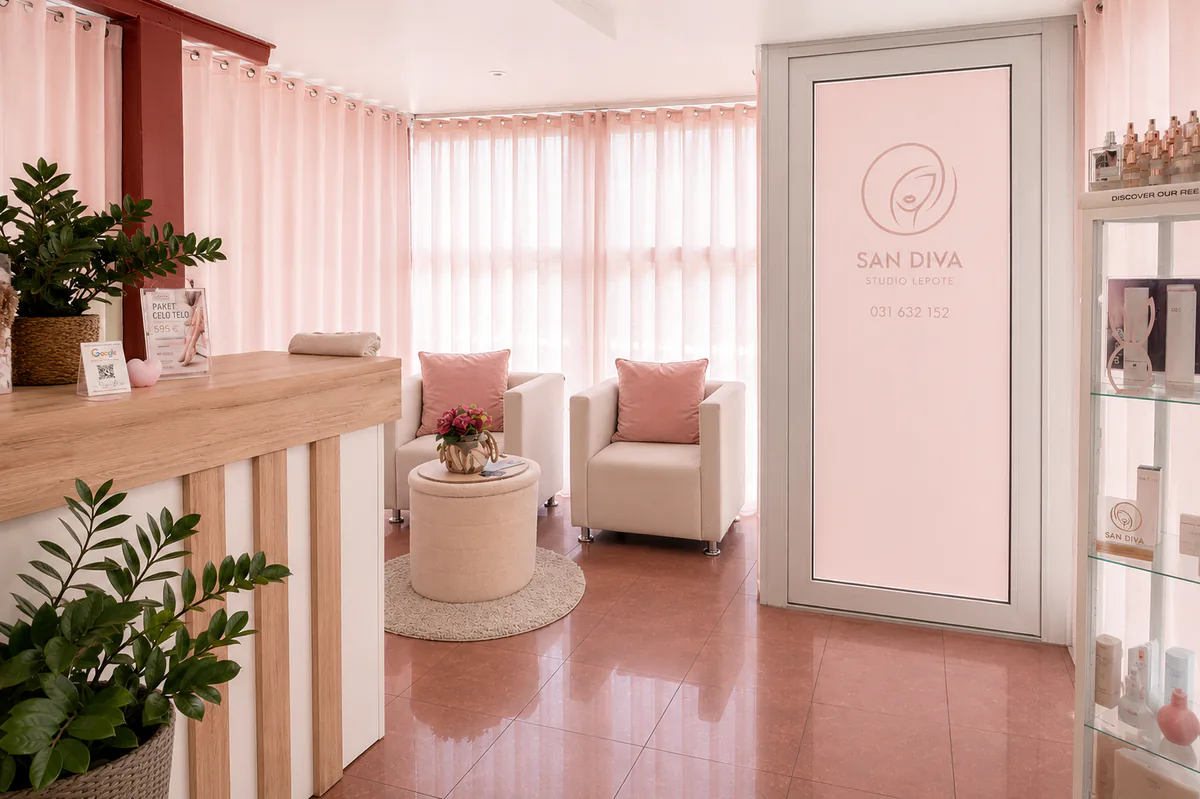 Interier Studia lepote SanDiva — sprejemni prostor s pultom in sedežno kotičkom