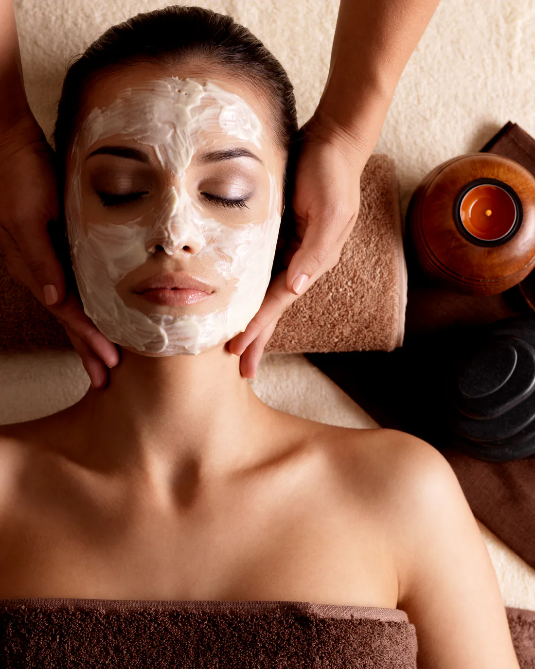 Nega obraza — nanos maske in masaža obraza